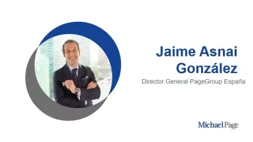 Retrato profesional de una persona destacada en el entorno empresarial, con fondo de ciudad moderna.