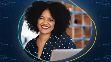 Persona sonriendo frente a una computadora, con fondo de circuitos.