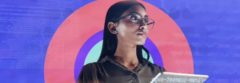 Persona con gafas sosteniendo una tableta frente a un fondo colorido de círculos y texto.
